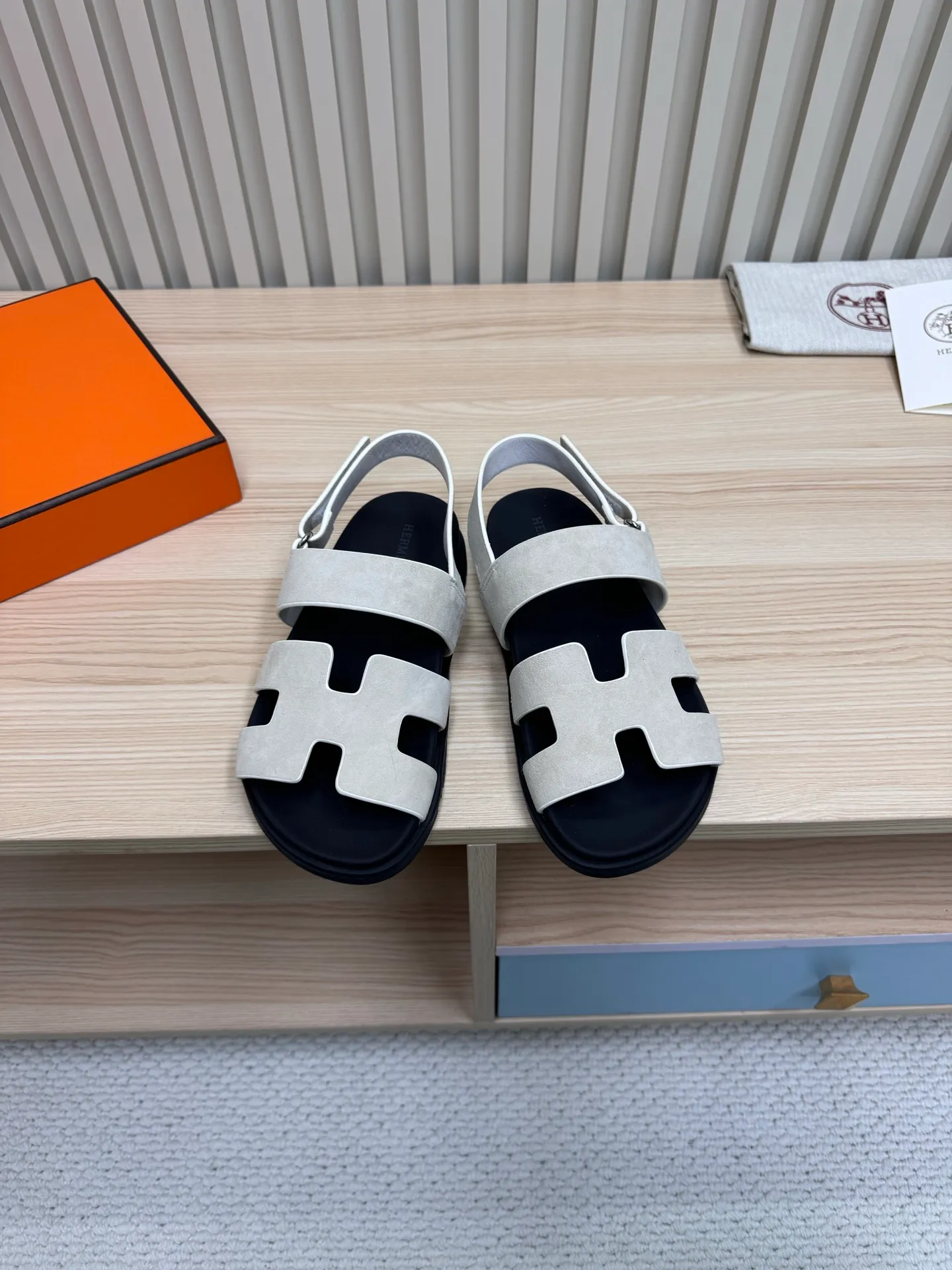 👟👟Ex-factory price 502👟👟Hermes🐎The extremely popular couple’s second uncle slippers/golden sandals and slippers, paired with various colorful socks, are so trendy!  ———————— Upper: imported cowhide/sheep leather/cloth/palmprint leather lining: imported cowhide/sheepskin outsole: Tpu non-slip and wear-resistant outsole Female size: 35-42 (40.41.42 non-returnable and non-exchangeable) Male code: 39-45 (45 non-returnable and non-exchangeable)